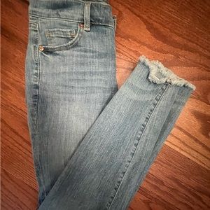 Petite Loft Modern  Skinny Frayed Ankle Jeans  Size 27/4